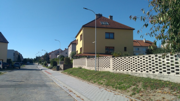 Nad tratí, Na Klinkách a Ke Křišťálovu hotové chodníky + veřejné osvětlení